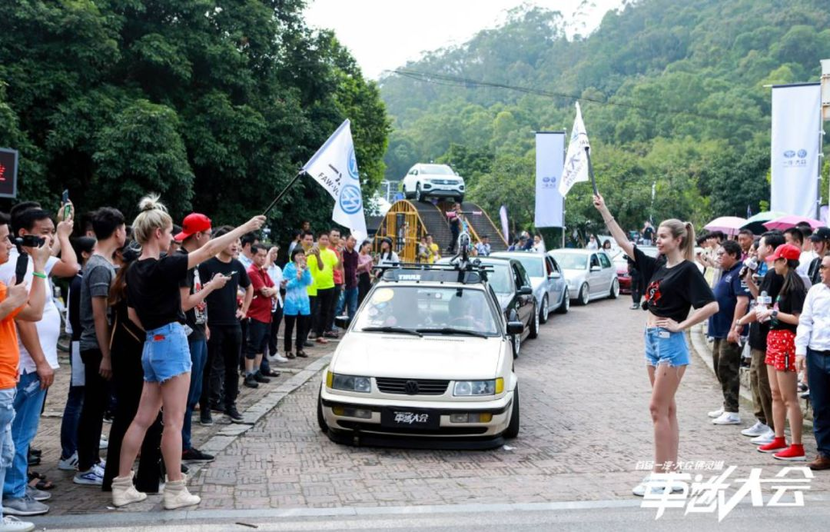 高尔夫惊险逆转取胜，粉丝狂欢不已