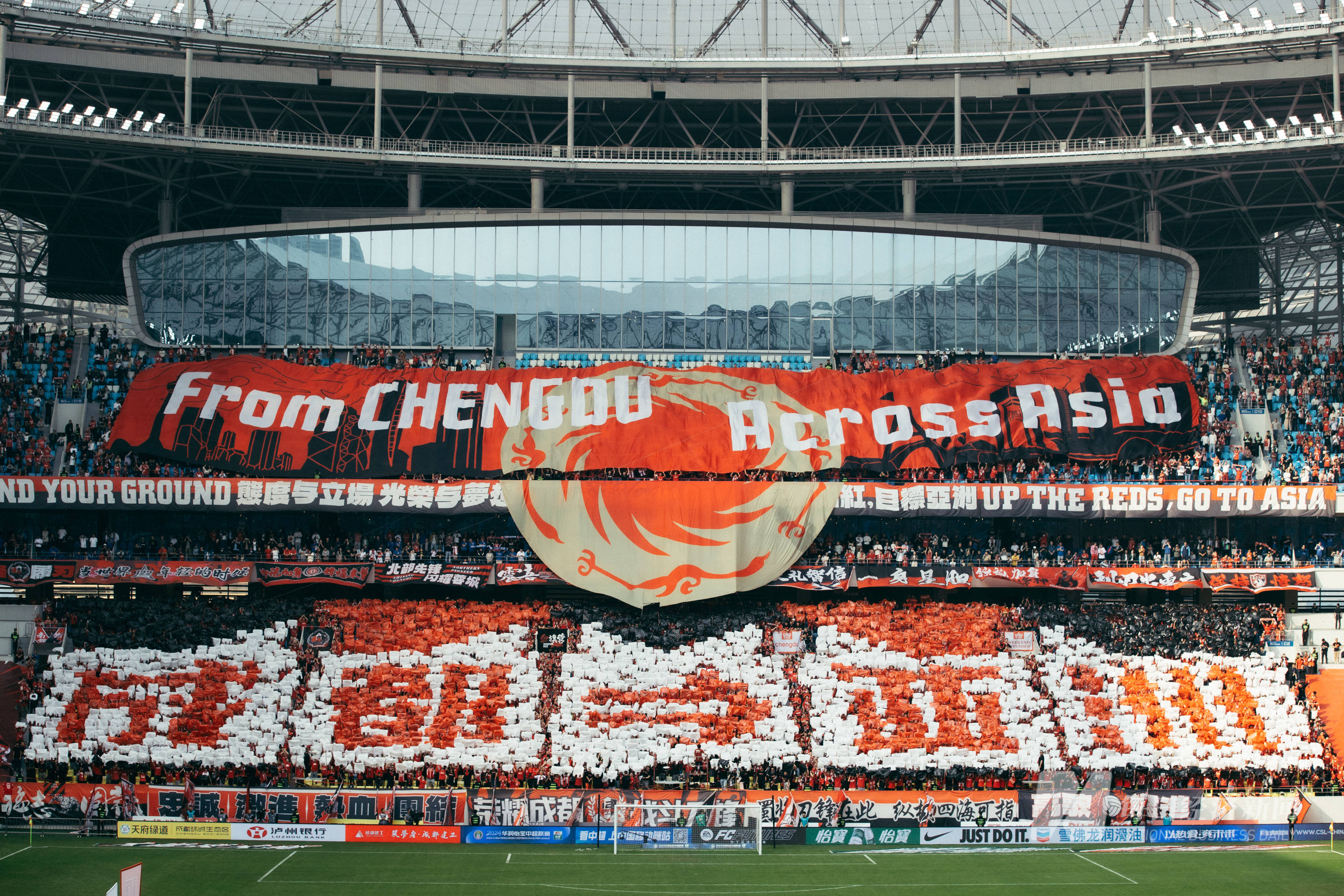 足球传奇谢幕,球迷泪洒赛场 足球传奇谢幕,球迷泪洒赛场