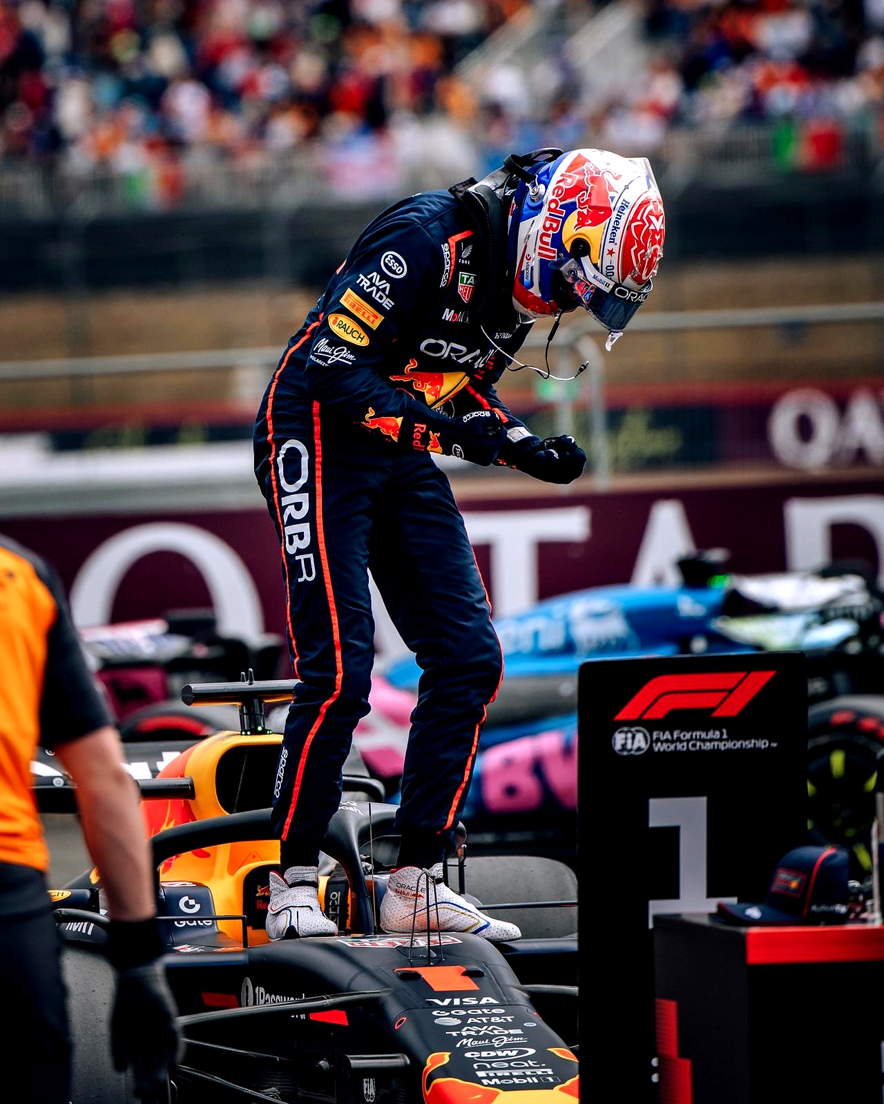 梅赛德斯碾压红牛车队,阿隆索带队取胜 梅赛德斯碾压红牛车队,阿隆索带队取胜