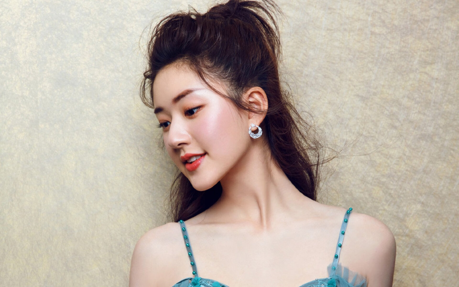 足球双重奏,利物浦惊险胜加纳,佩德里西决生死战主宰赛场